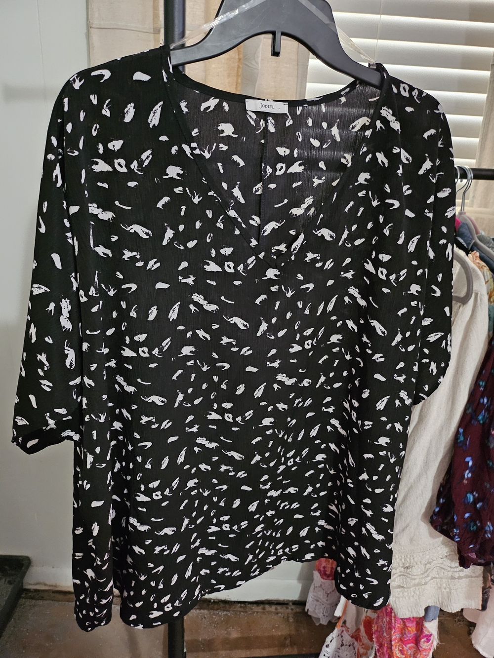 JODIFL Black and White V-Neck Printed Blouse